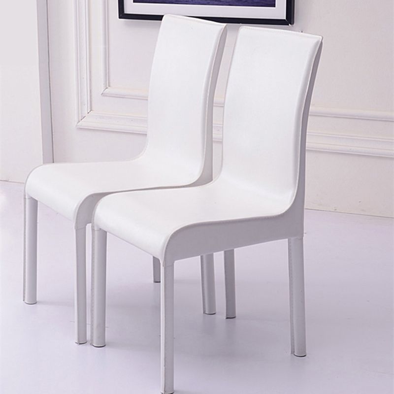 Chaises de salle à manger en cuir de style contemporain.