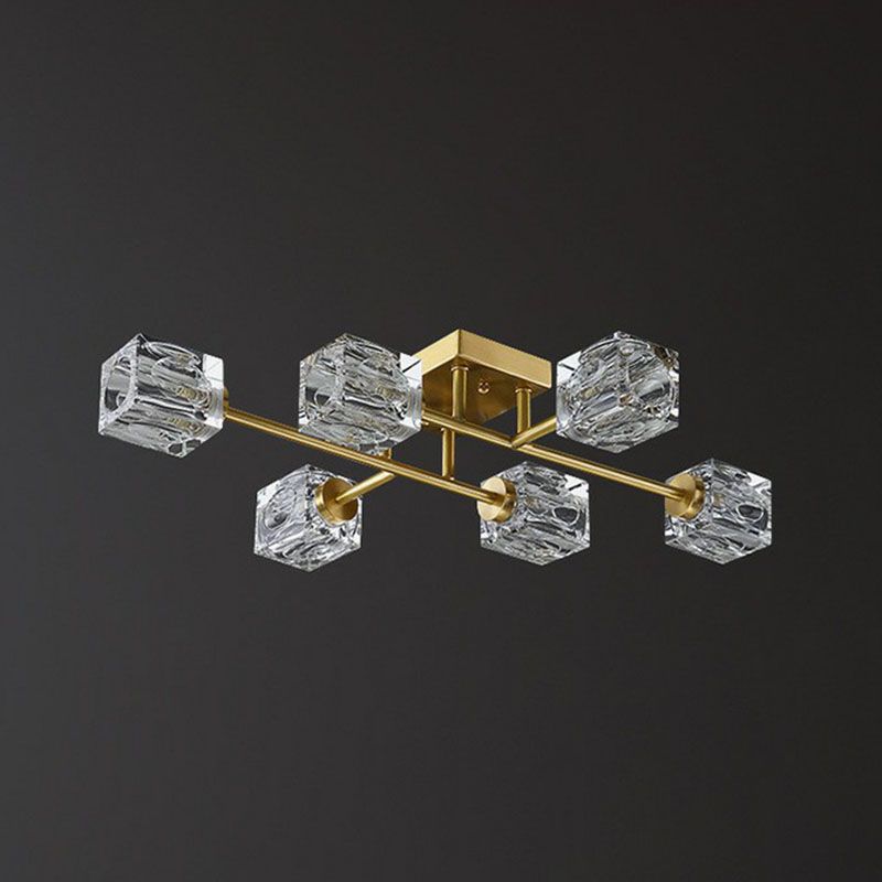 Lámpara de techo semiempotrada con acabado dorado posmoderno con forma de cubo de cristal cerca del techo