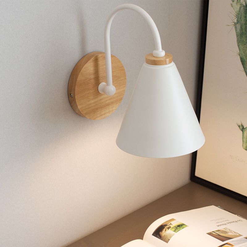 Lámpara de pared única de hierro forjado en moderna luz de pared de domo de madera de estilo conciso para espacios interiores