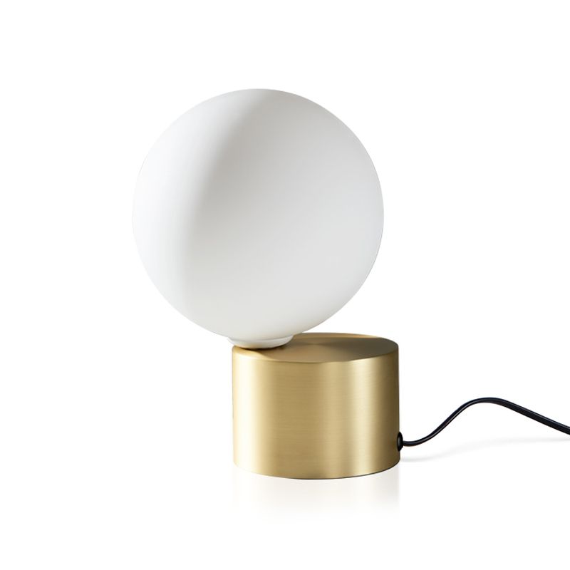 Lampada da tavolo postmoderna a 1 testa Mini lampada da comodino con sfera dorata con paralume in vetro bianco smerigliato