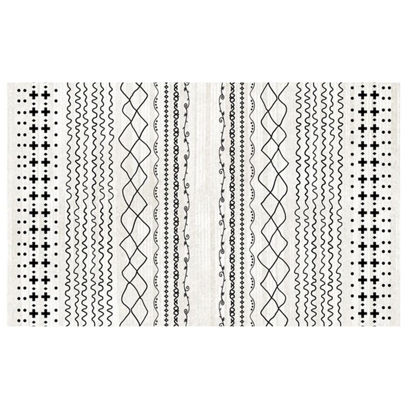 Tapis à imprimé tribal de ton blanc