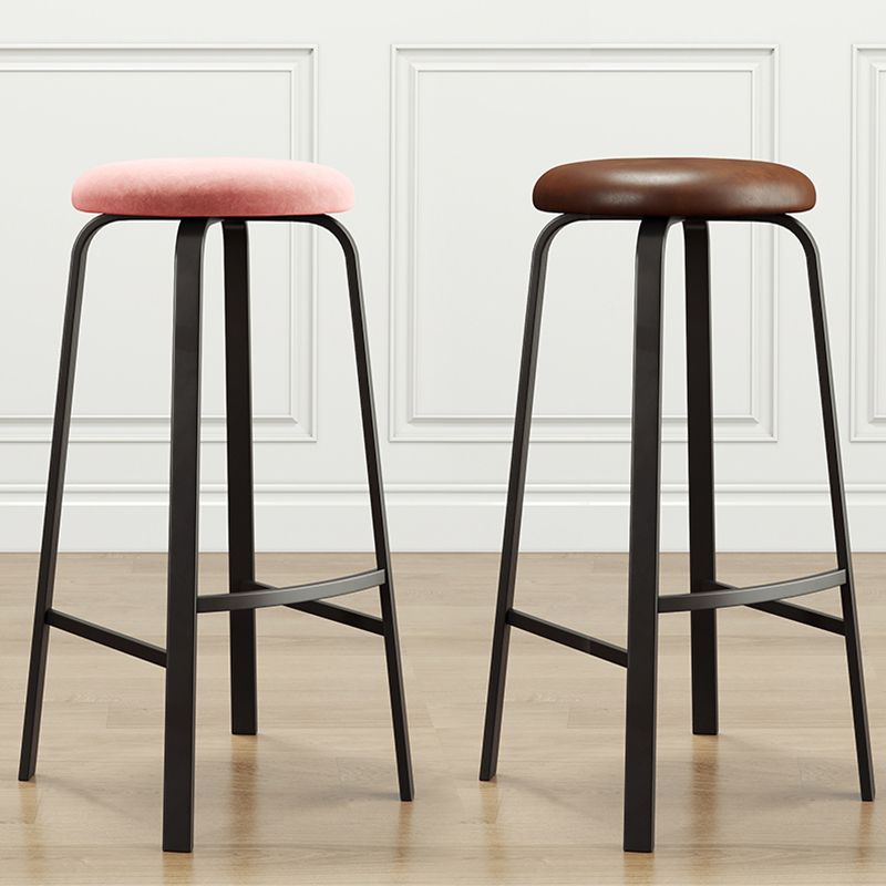 Stapelbare schwarze Thekenhocker, rückenfreie skandinavische Barhocker aus Metall (3er-Set)