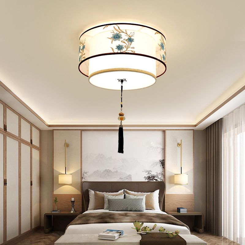 Plafonnier géométrique blanc en fer forgé de style minimaliste traditionnel avec abat-jour en tissus brodés