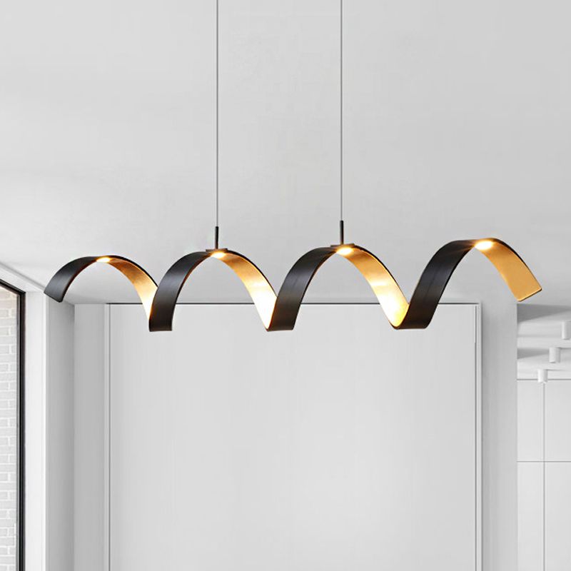 Lámpara de techo retorcida negra y dorada simplicidad de lámpara acrílica de luz simple colgante sobre la mesa