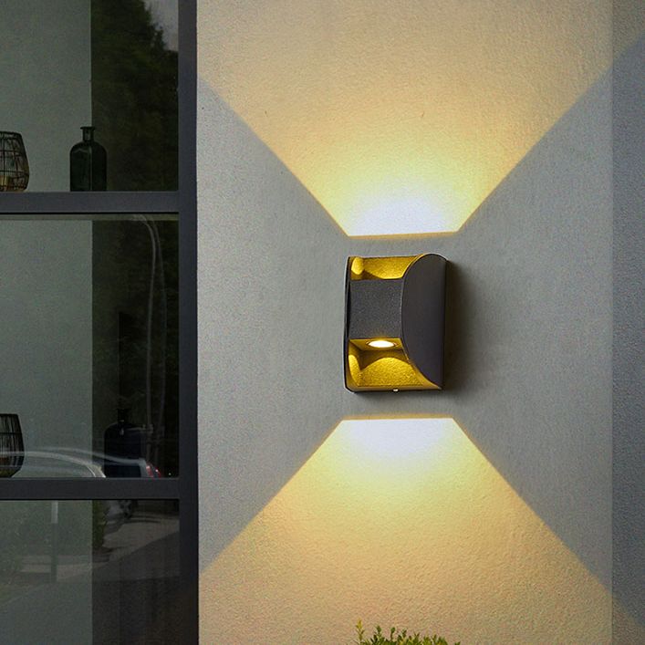 Prononi murali minimalisti contemporanei su e giù per il corridoio del portico