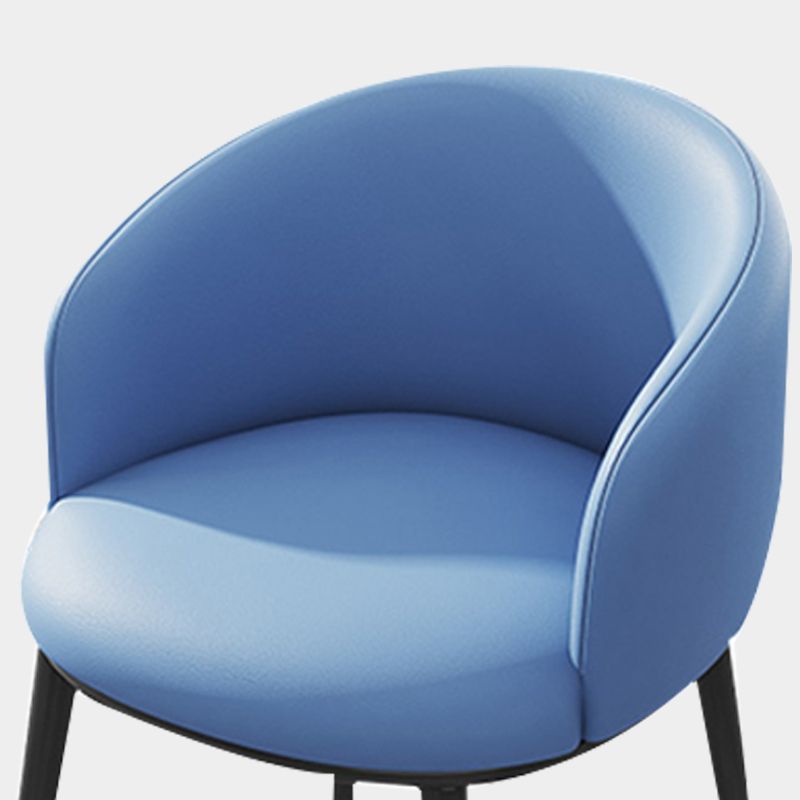 Silla de comedor tapizada moderna con respaldo sólido y acabado mate