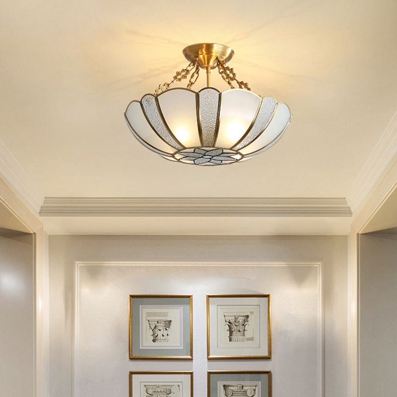 Messing mandvormige kroonluchter koloniale stijl getextureerd wit glas 4-licht eetkamer hanglampje