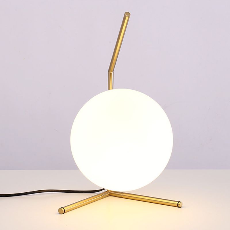 Lampada da tavolo globo dorato in stile moderno e conciso Lampada da tavolo in ferro placcato per spazi interni