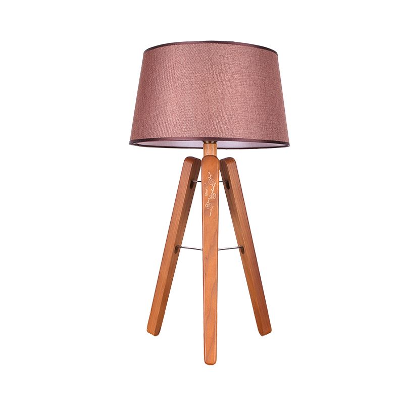 Lampada da comodino modernista a 1 lampadina con luce da scrivania affusolata in tessuto in marrone/beige con treppiede in legno