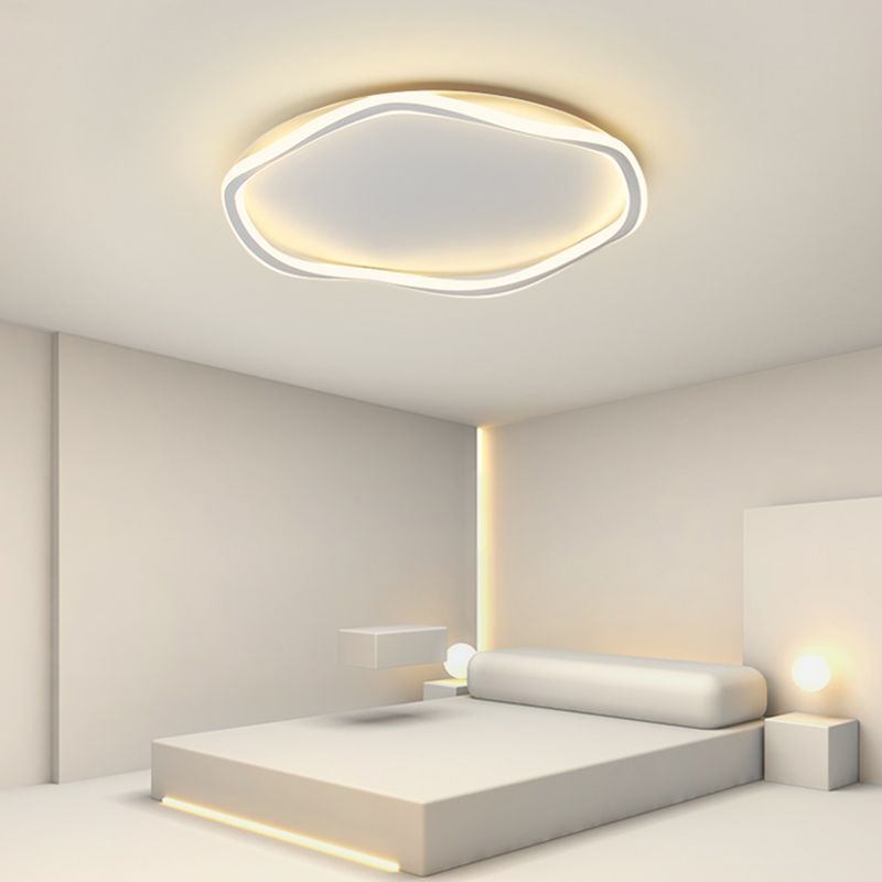 Los LED lineales acrílicos están instalados en dispositivos de fijación de techo de hierro lacado de estilo moderno en espacios interiores.