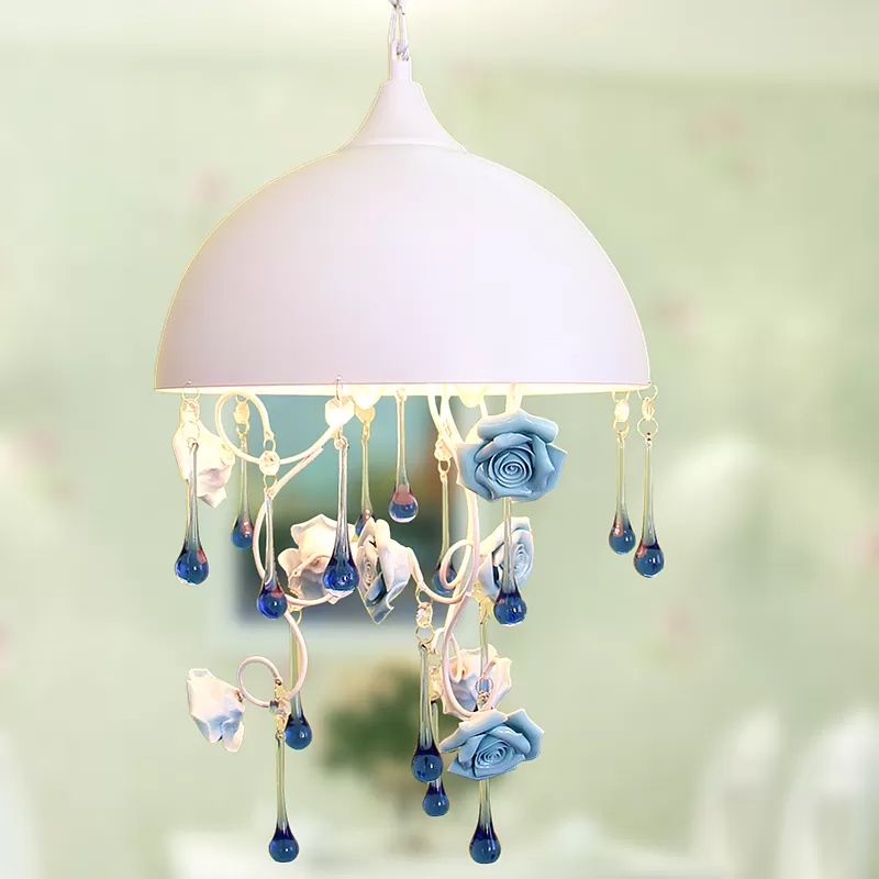 Kuppel Eisenanhänger Kronleuchter Modern 3 Lichter Wohnzimmer Drop -Lampe in Weiß mit Rosen- und Kristallakzent
