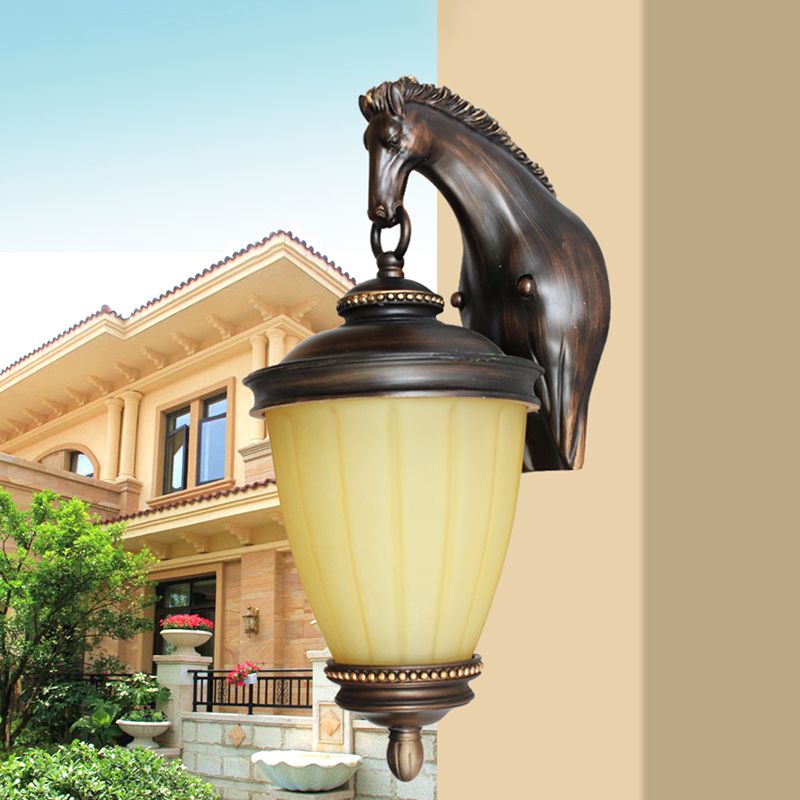 Geel glas urn wandlicht landelijk