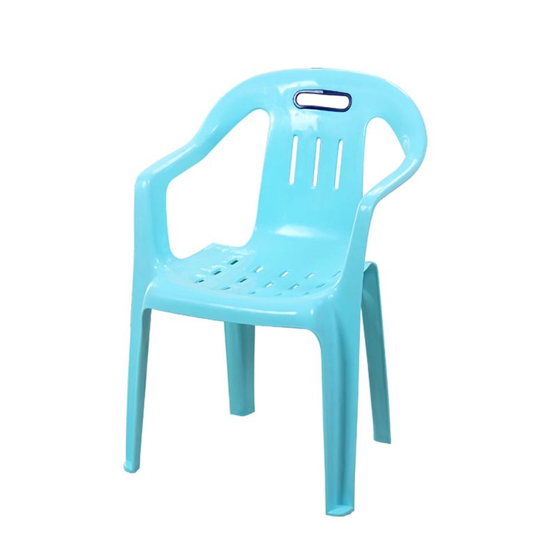 El plástico moderno que cena el brazo preside los sillones apilables caseros del listón que cenan