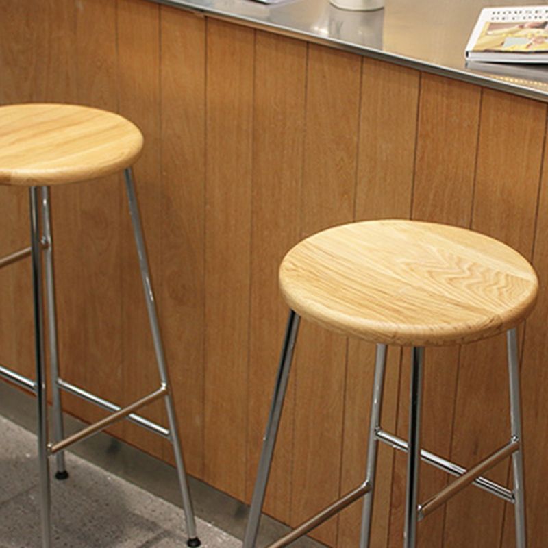 Taburete de bar interior sin brazos, redondo y moderno, con reposapiés y base de acero