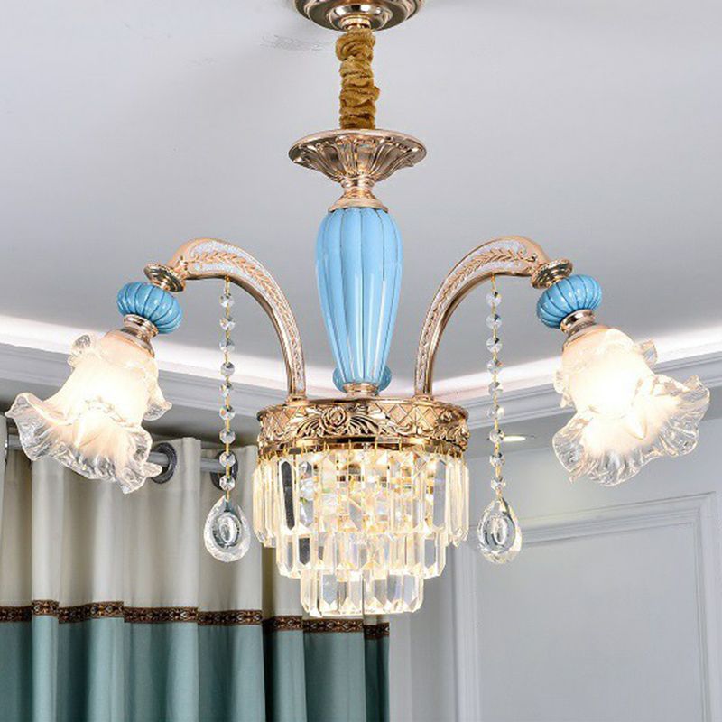 Chandelier floral blanc givré chambre à coucher antiquée
