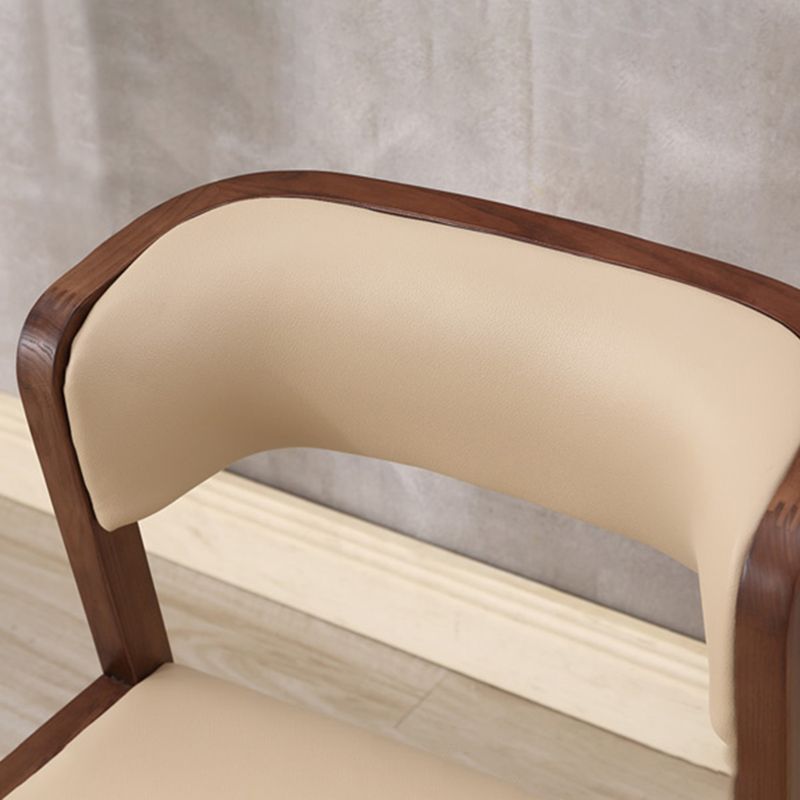 Cocina de estilo moderno, silla de comedor de madera con respaldo abierto, sillas laterales sin brazos