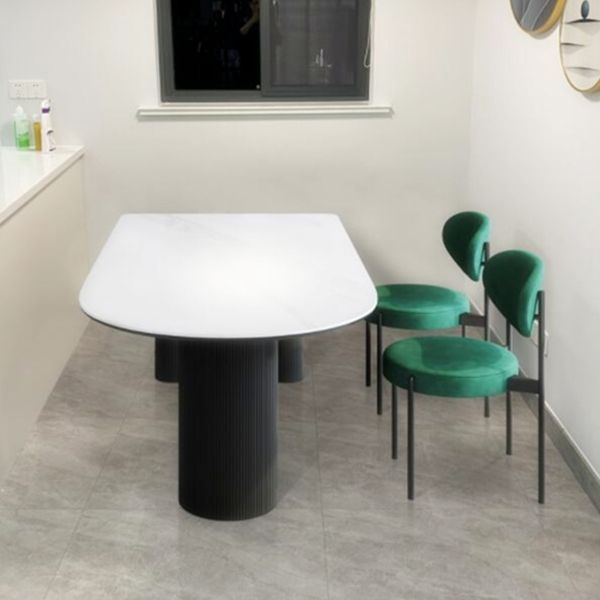 Freie Form weißer Top Esstisch Minimalistischer Sinterstein Tisch mit 3 Beinen