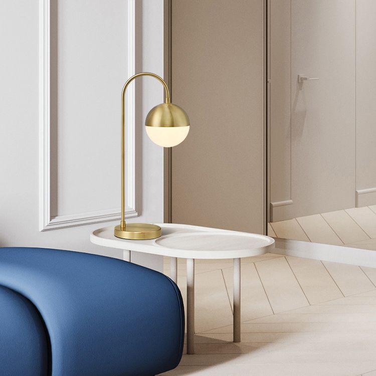 Una lampada da scrivania in metallo in stile decorazione postmoderna leggera per il soggiorno della camera da letto