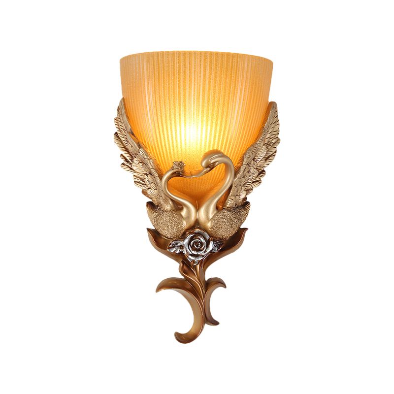 Goldene Single -Kopf -Leuchter leichter rustikaler bernsteingeflügelter Glas, die verjüngte Wand mit Schwan- und Blütendesign montiertem Glas montiert