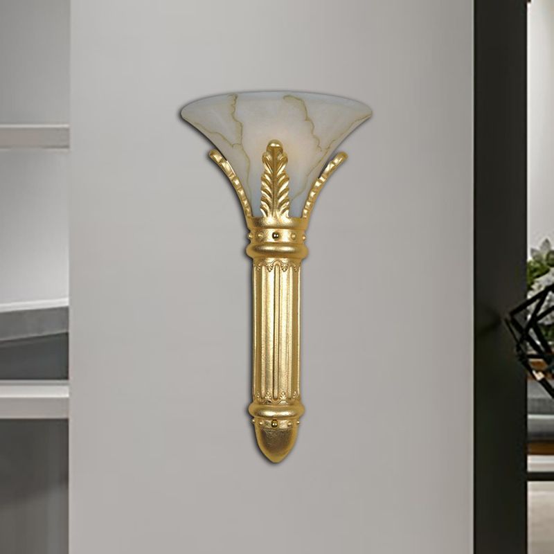 Lodge Style Bell Wall Lightture 1 ampoule Verre blanc et application murale en résine en or pour la chambre
