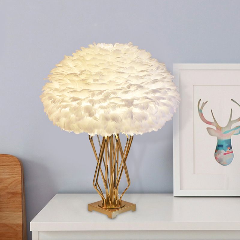 Lampe de table en plumes à demi-gobe.