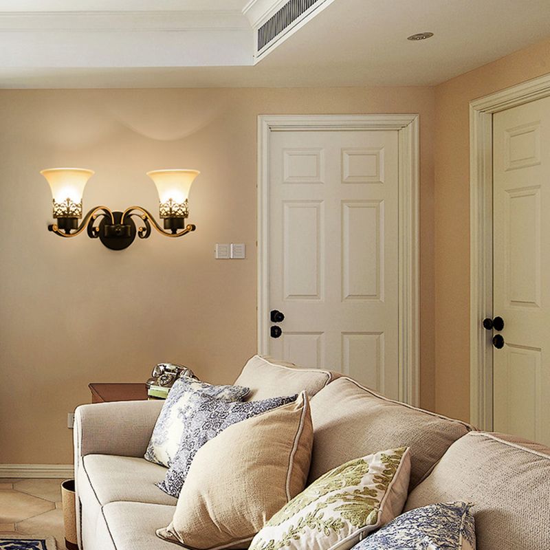 Witte glazen wandmontage lamp 1-licht traditionele wandverlichtingsarmatuur voor badkamer