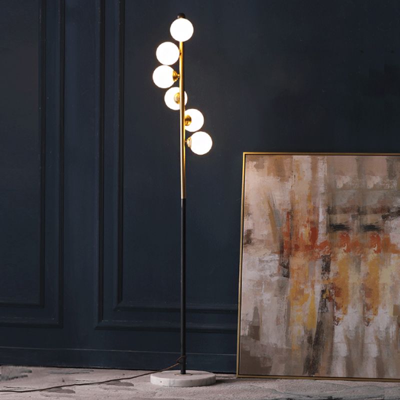 Gold- und Schwarzkugelbodenbeleuchtung minimalistische 6-Kugel-Creme-Glas-Stehbaumlampe mit Spiraldesign