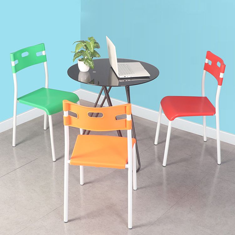 Plástico colorido del estilo minimalista que cena la parte posterior abierta de la silla sin brazos que cena la silla lateral