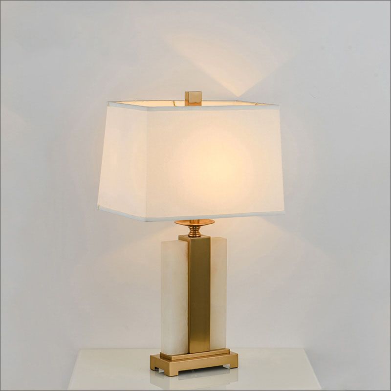 1 Hier-Chambre Desk Light Modern Gold Night Table Lampe avec une teinte en tissu trapézoïdal