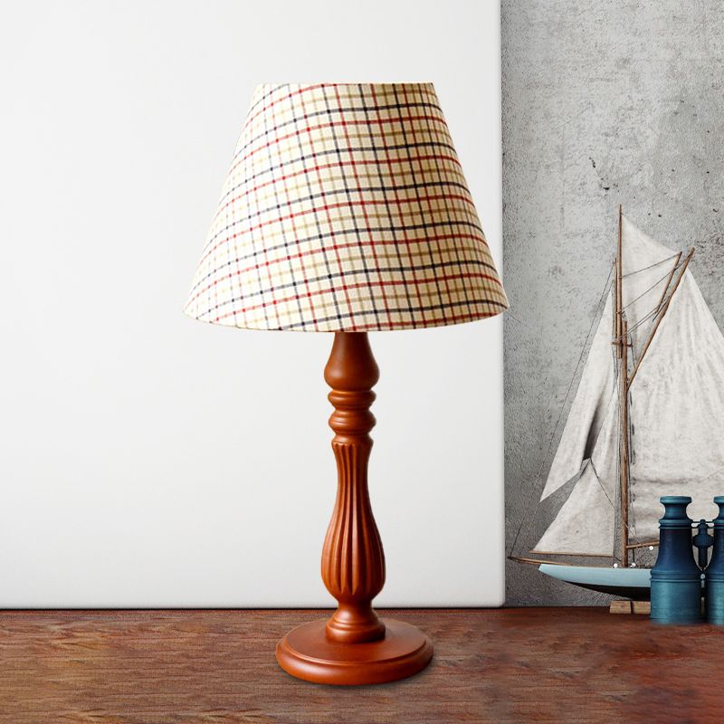 Lampe de bureau en forme de tonneau beige/beige/bleu foncé, tissu traditionnel, lampe de lecture à 1 lumière pour chambre à coucher avec base en bois