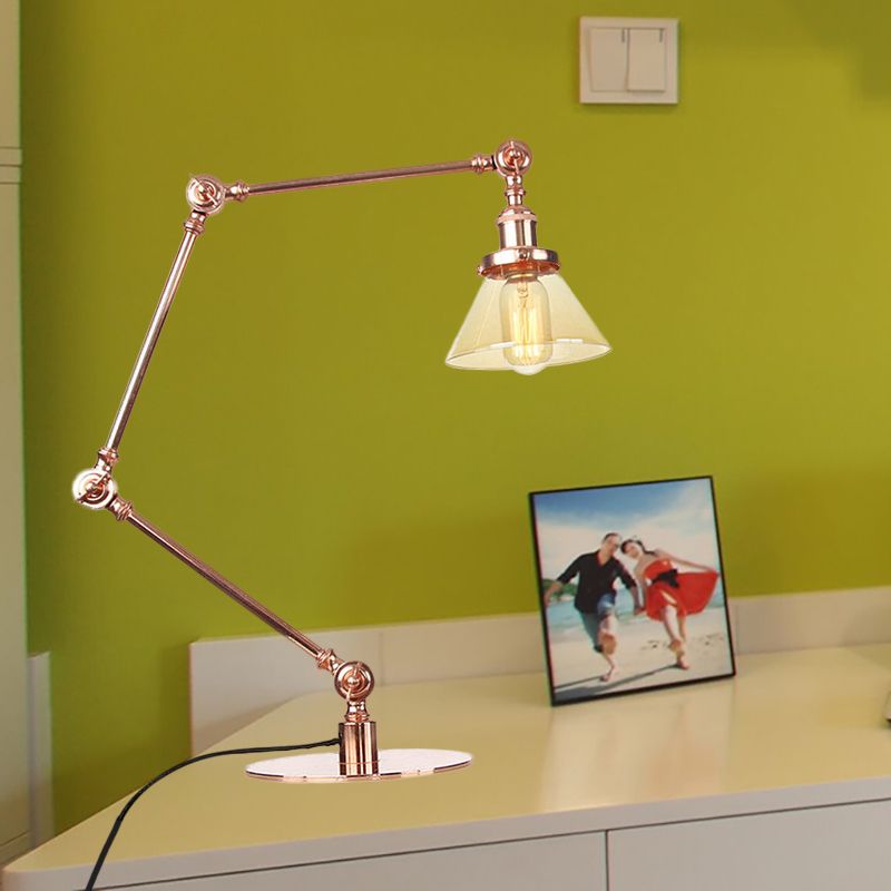 Table conique de style industriel clair Ambre / verre transparent et métal 1 lampe de table de chambre à coucher légère avec bras réglable en noir / laiton