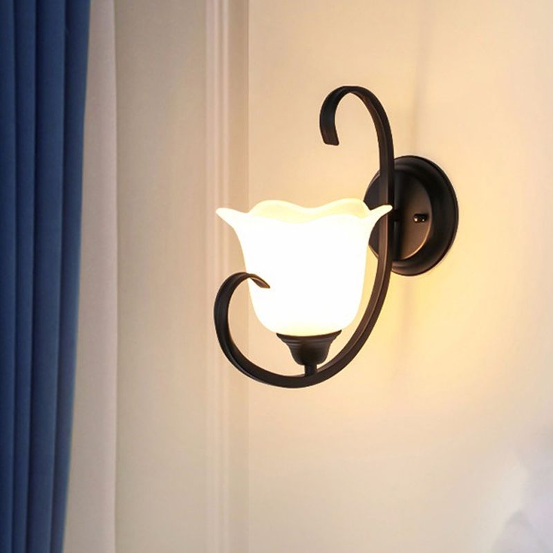 Salón de dibujo floral pared apliques country vidrio lechoso simple idea de iluminación de pared negra con brazo de desplazamiento