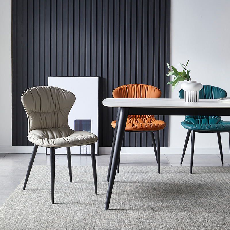 Chaise de salle à manger sans bras en cuir contemporain avec pattes noires