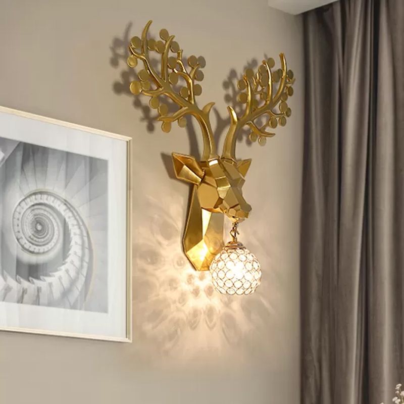 Lampe murale de chambre à coucher orbe country cristal 1 léger blanc / or luminaire d'éclairage avec une plaque arrière en résine de wapiti