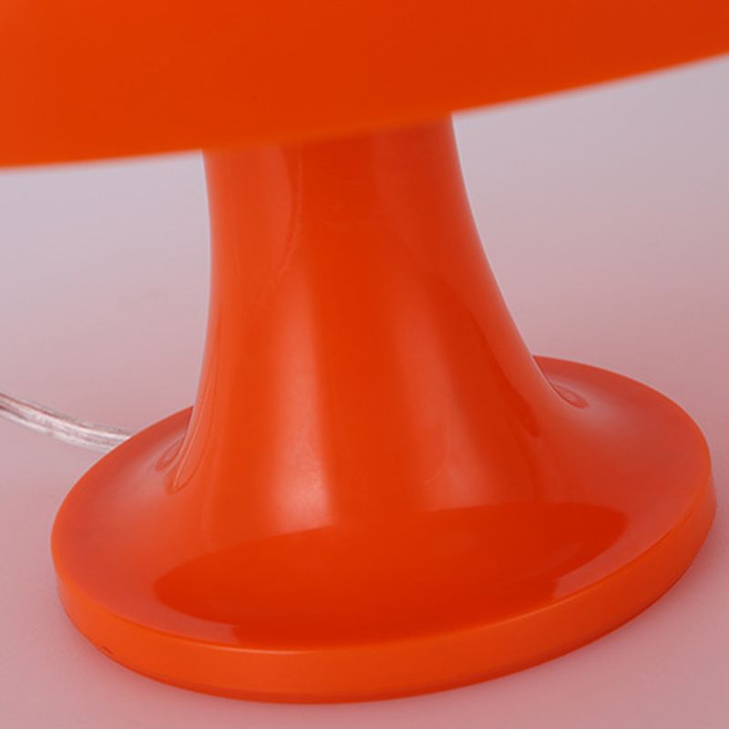 Lampada da tavolo colorata di macaron in stile nordico studia la scrivania della stanza per bambini