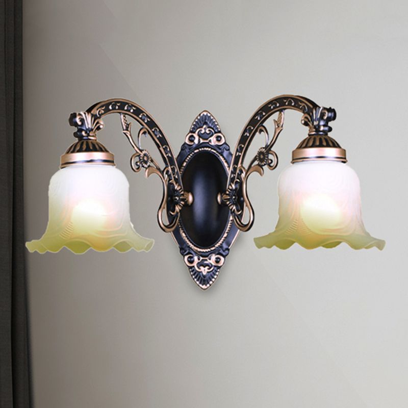 Black / White Sicloped Sconce Light Retro Retro Grosted Glass Shade 1/2-Light Room Room Wall Lampe avec bras incurvé