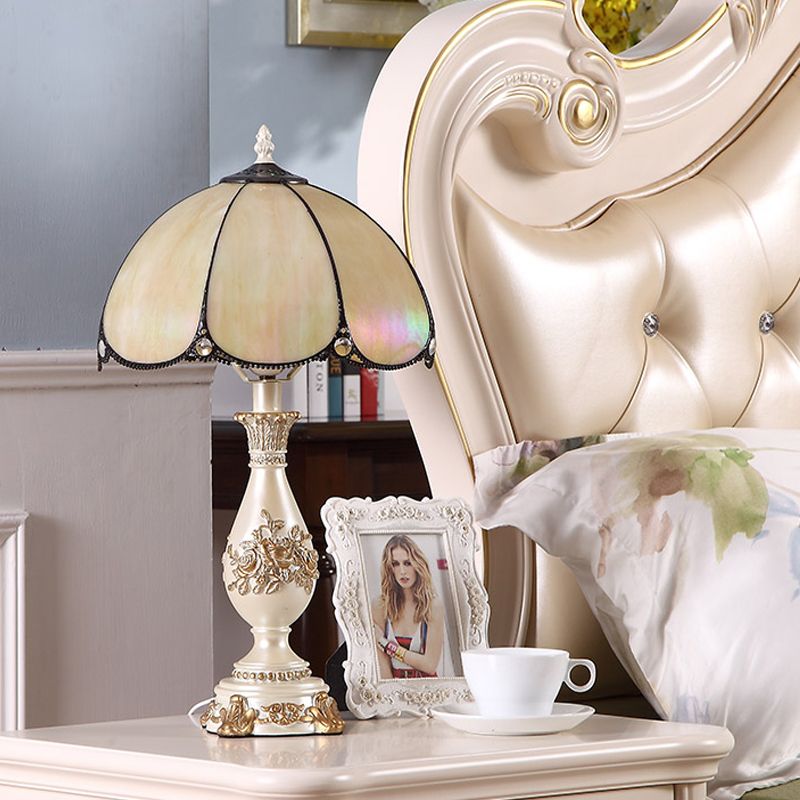 Lámpara de mesa de vidrio beige de beige de pétalos clásicos pétalos con base de jarrón tallado