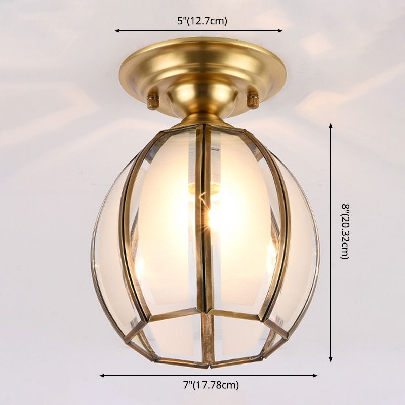 Montaje al ras del techo vidrio sombreado minimalista cerca del accesorio de iluminación de techo en latón