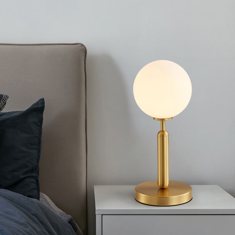 Gerade Nachttisch leichte postmoderne Metall 1 Glühmessing -Messing -Tischlampe mit Ball weißer Glasschatten