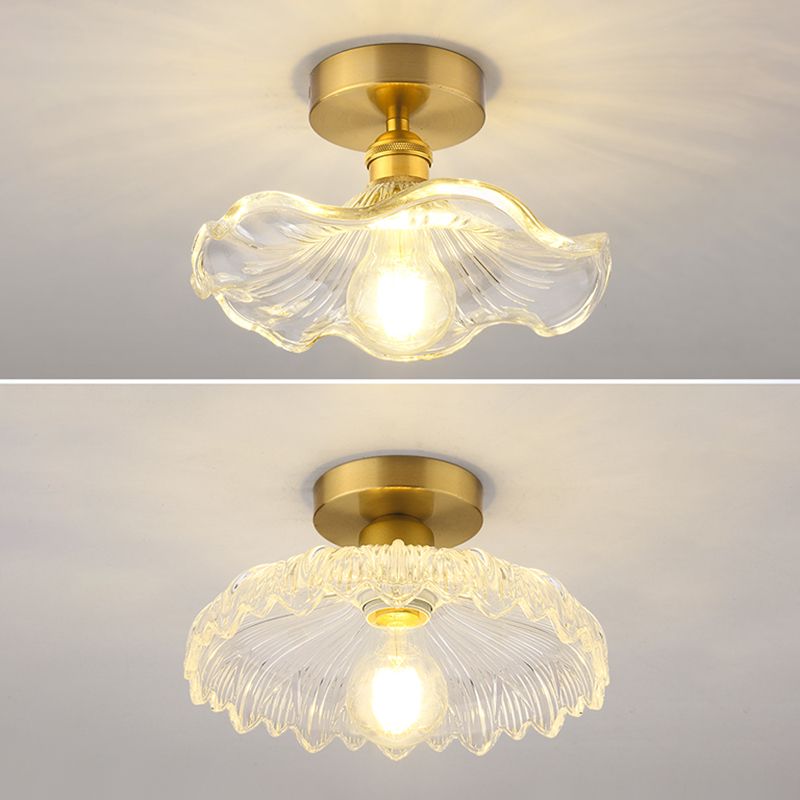 Minimalistische halbbündige Deckenleuchte mit goldenem Blumenmuster und Glasschirm