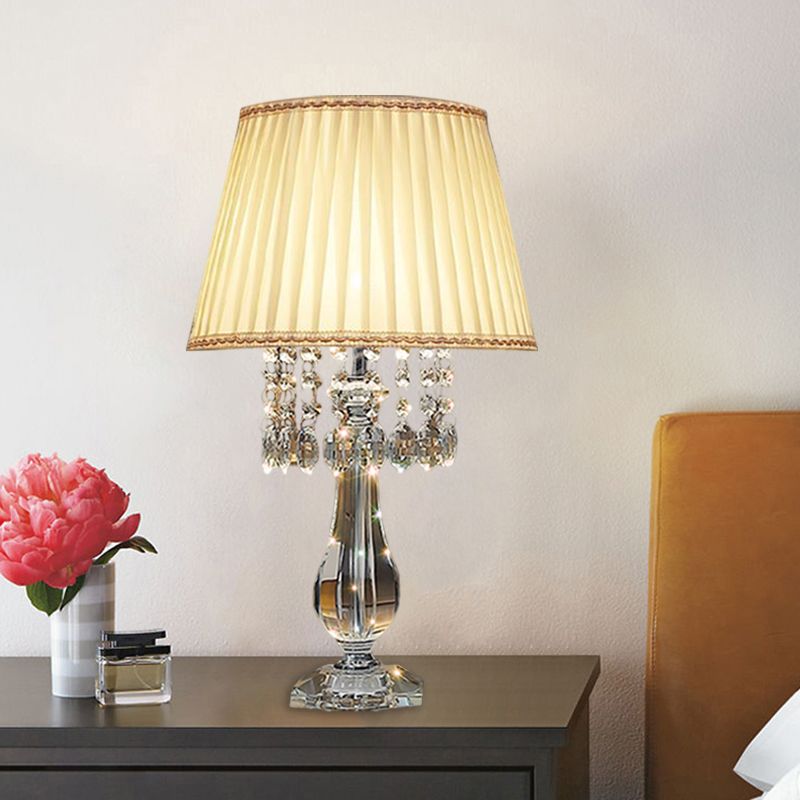 Beige/bordeaux/hemelblauw 1 lamp nachtkastje lamp traditionele heldere kristallen kralen bel/geplooide schaduw tafellicht voor slaapkamer