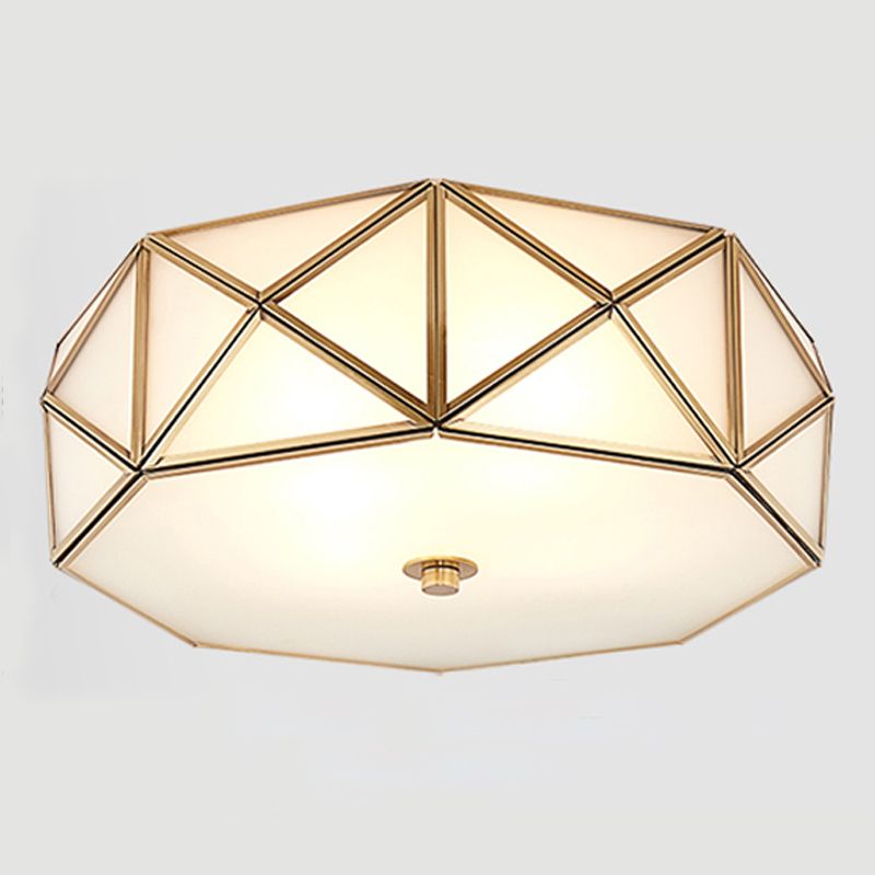Geometrische plafondlamp in koloniale stijl, koperen binneninbouw met witte glazen kap