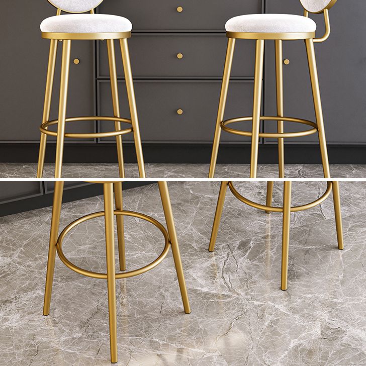 Taburetes de bar Glam Taburete de bar de terciopelo dorado de hierro con respaldo bajo con base de metal