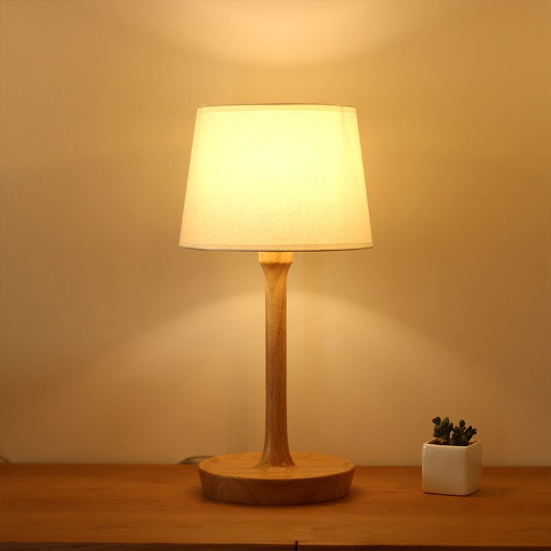 Fabric Empire Shade Lámpara de soporte Noche Estilo simple 1 Bulbo Iluminación de mesa de madera para sala de estar