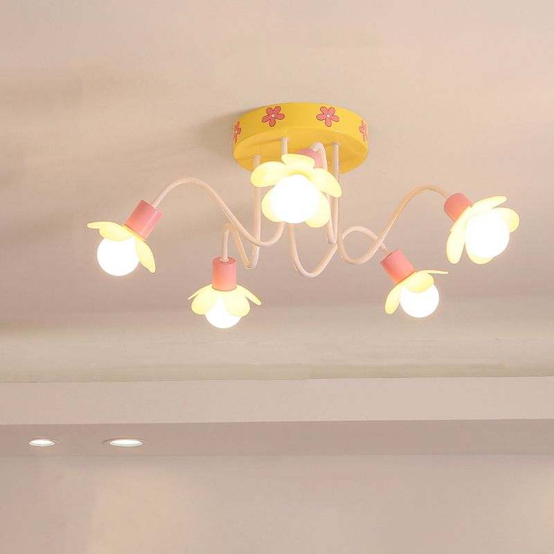 Blumen Kinderzimmer Flush Mount Kronleuchter Metall 5 Glühbirnen zeitgenössische Halbfluschendecke in Gelb