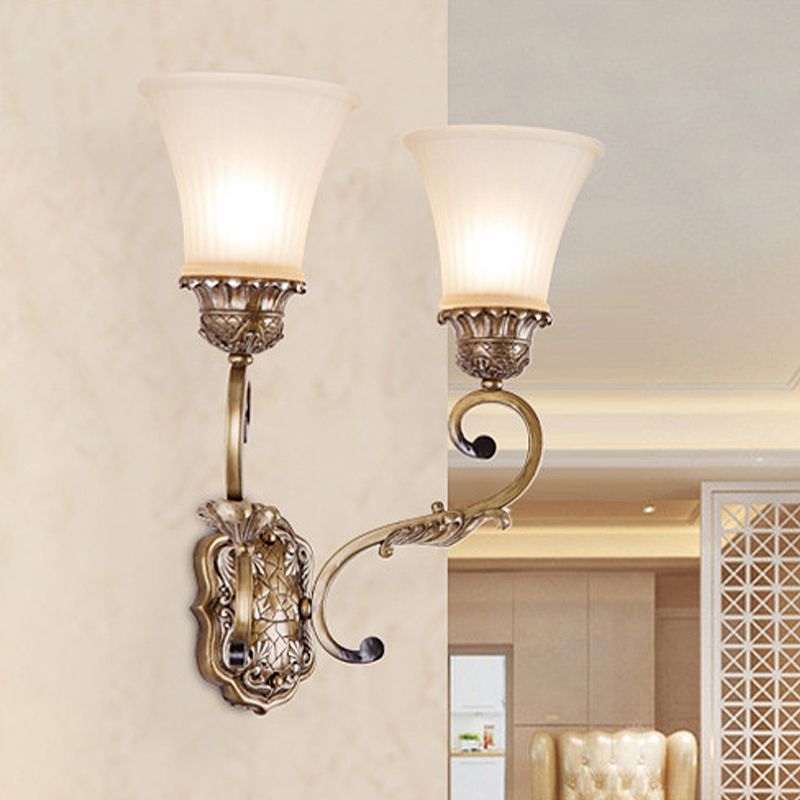 Accensione del braccio curvy in metallo tradizionale a 2 luci lampada con applique in ottone con tonalità di vetro bianco a campana