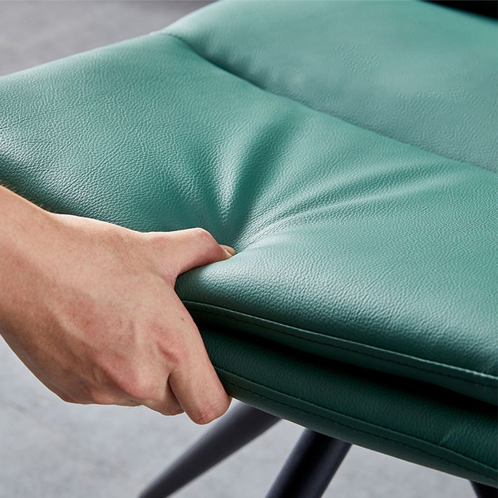 Sillas modernas de cuero de imitación con 4 patas de comedor de patas de metal de acabado negro para el hogar