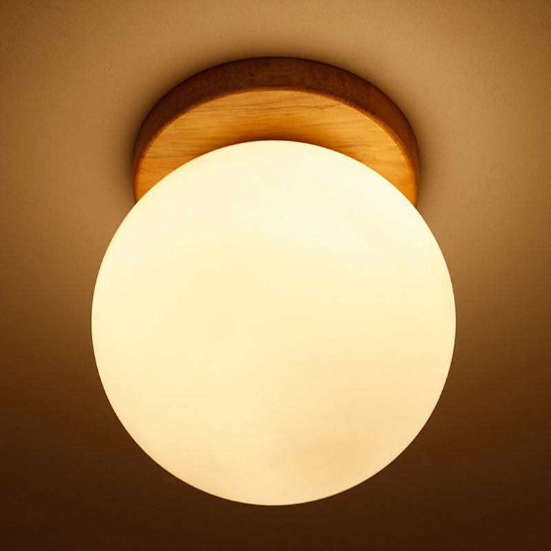 Zeitgenössische Minimalismus-Mini-Deckenleuchte aus Holz mit Einzellicht, Milchglas, Kugelschirm, Unterputzlampe für Flur, Gang