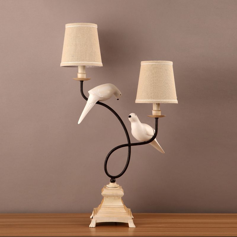 Stoff Barrel Schatten Tisch Licht moderne 2 Lampenlampen Leinwandlampe mit Tauben -Deco