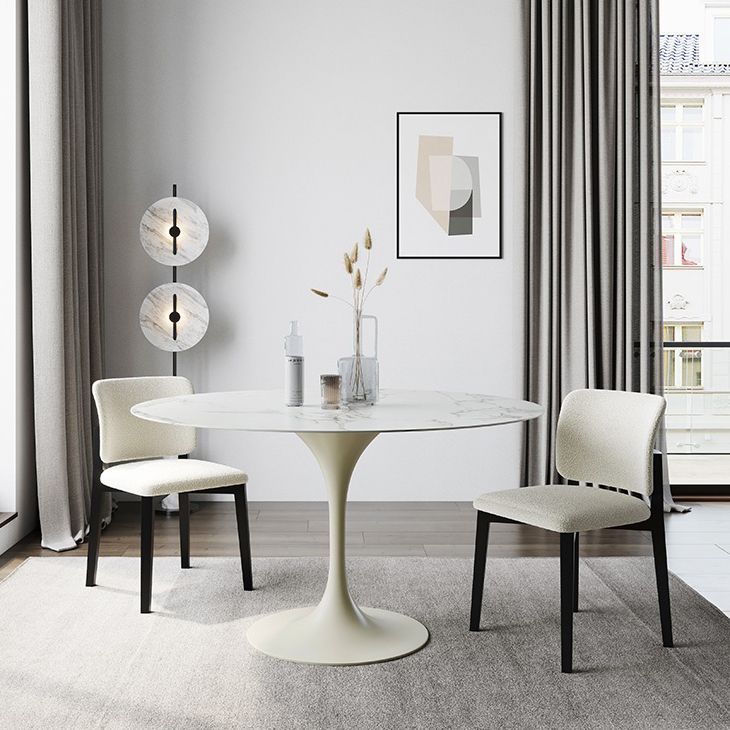 Dinettetafel in eigentijdse stijl, rond stenen meubilair met tulponderstel